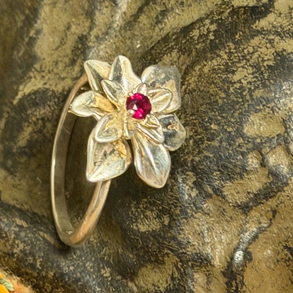 VTG stamped 925 silver floral ring with gold tone overlay size 8 ruby stone